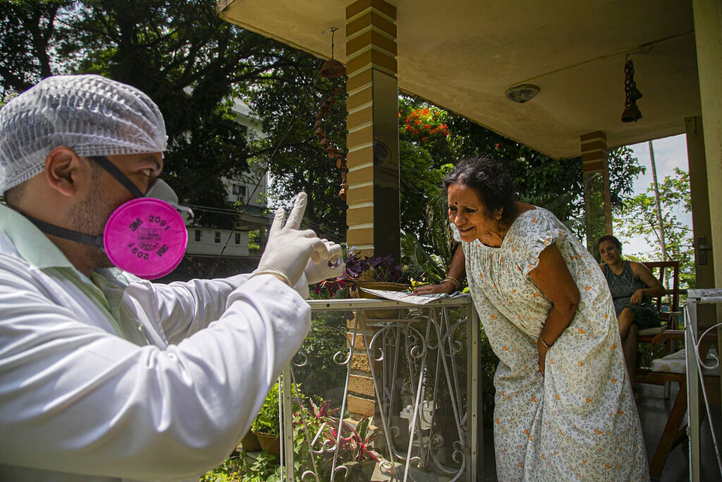 2020年8月29日，一名医护人员向印度高哈蒂的居民展示鼻拭子测试的结果。 （AP）
