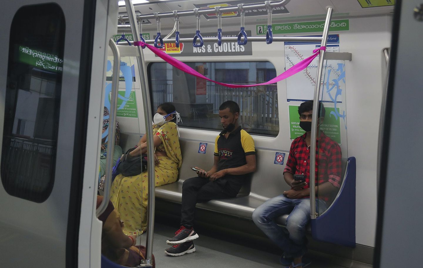进入9月中旬，印度各大主要城市逐渐开始恢复地铁运营，图为印度第四大城海得拉巴的地铁，乘客需保持社交安全距离。（美联社）