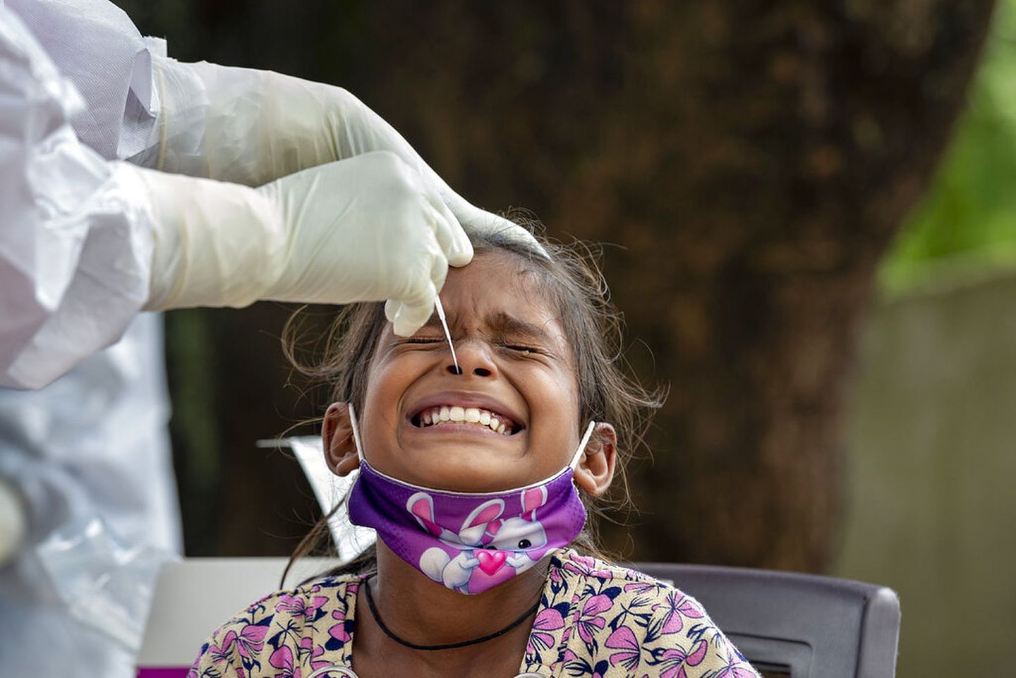 鉴于技术所限，印度的新冠检测使用了鼻拭子检测法，此举让被检测者感觉棉签似乎插入脑部，有时还因操作者手法问题导致出血，部分国家因此选用更为柔和的咽拭子检测法。（美联社）