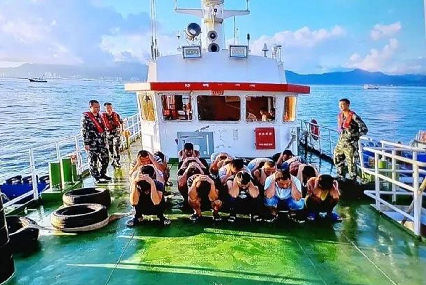 香港12名港人早前乘船偷渡前往台湾途中被内地相关部门逮捕，目前被扣留在深圳。（微博@曉辰）