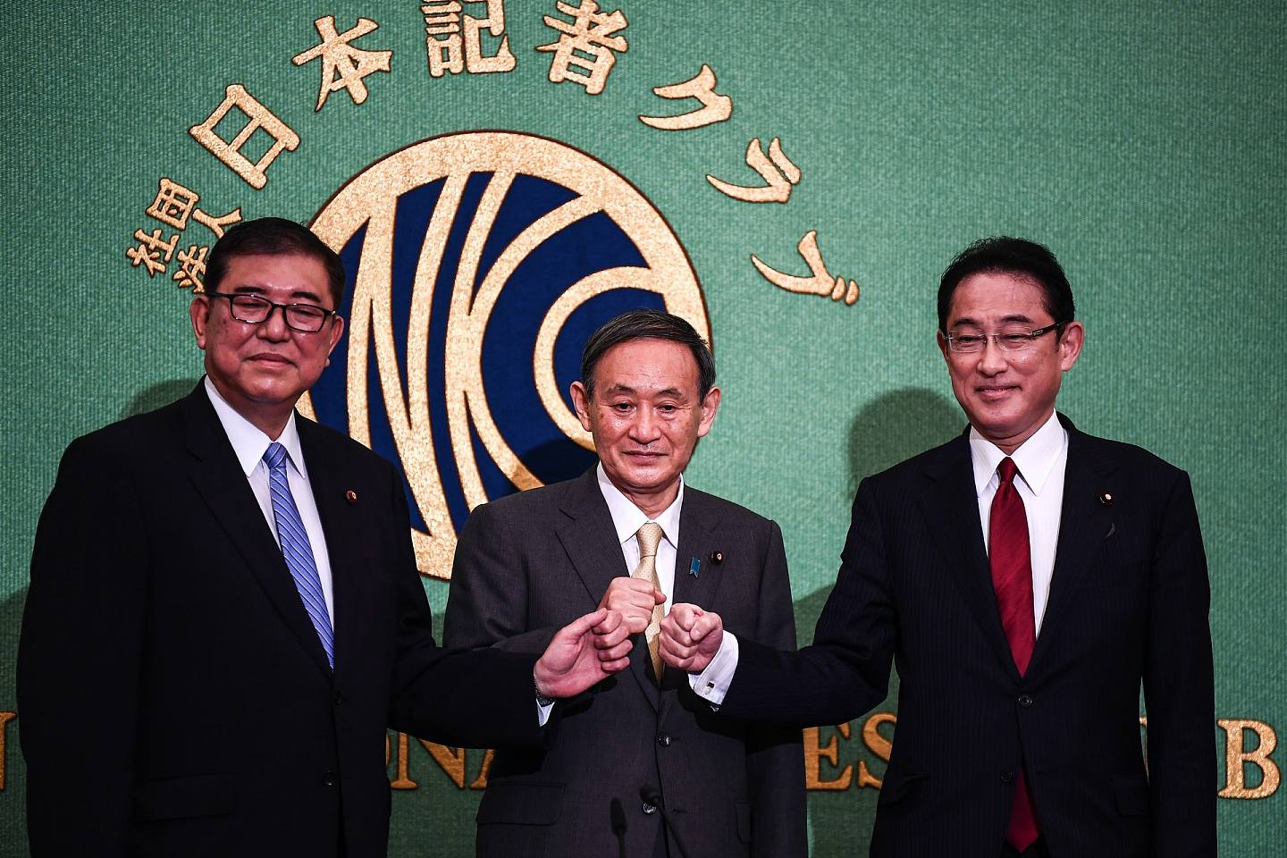 图为9月12日，3名自民党总裁候选人，石破茂（左）菅义伟（中）及岸田文雄（右）共同出席记者会。 （Getty）