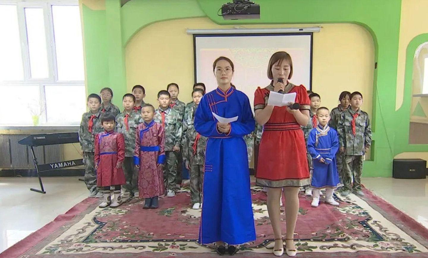 内蒙古民族语言授课学校最近将强化汉语授课的消息，在当地引起反响，不少蒙古族家长和学生举行示威抗议，有的拒绝送小孩入学。 （微博@呼伦贝尔额尔古纳）