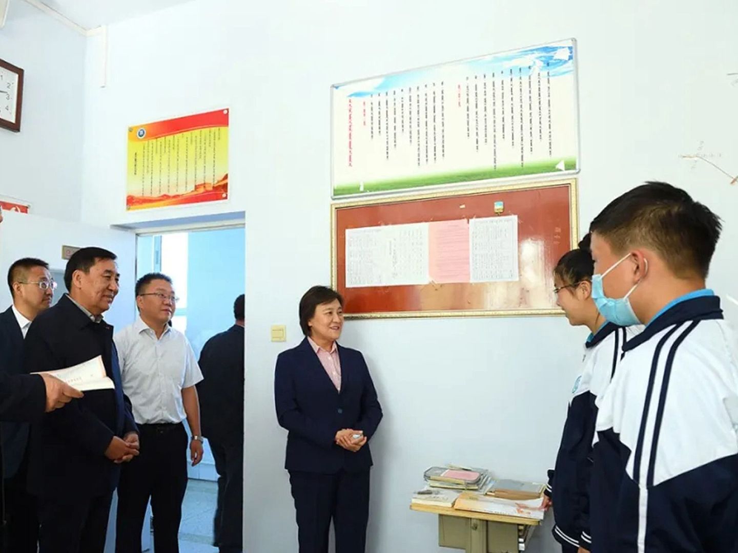 9月13日，布小林（右三）前往锡林郭勒盟蒙古族中学，与学校学生们进行交流。（微信@内蒙古日报）