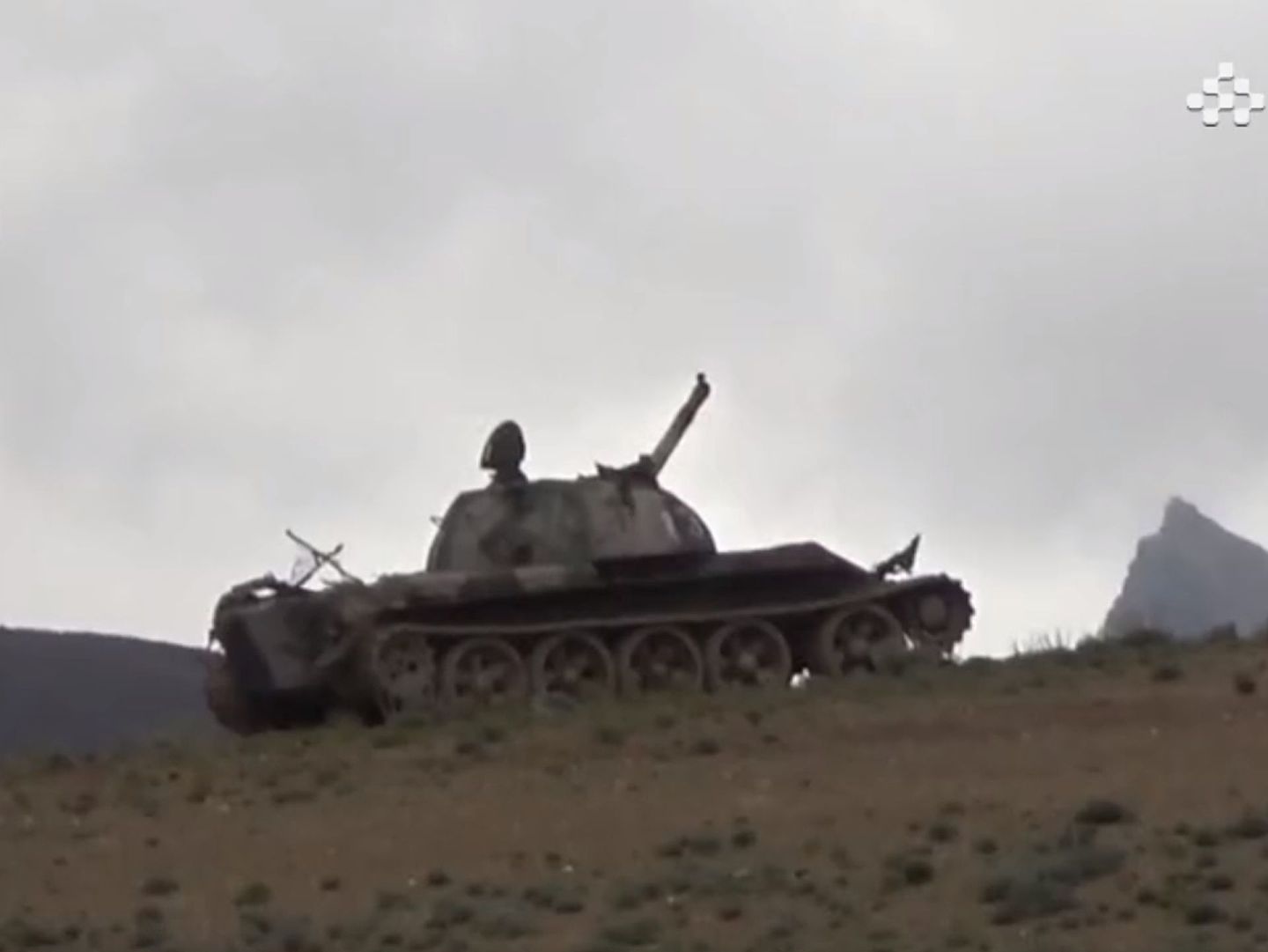 “敌”方坦克出现。（央视视频截图）