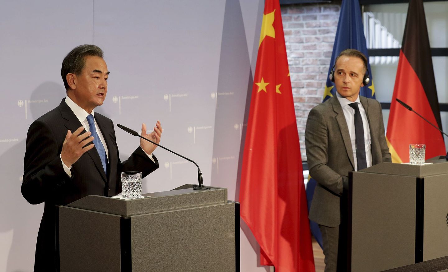9月1日，德国外长马斯（右）和王毅在德国柏林举行的联合新闻发布会上向媒体发表讲话。（AP）