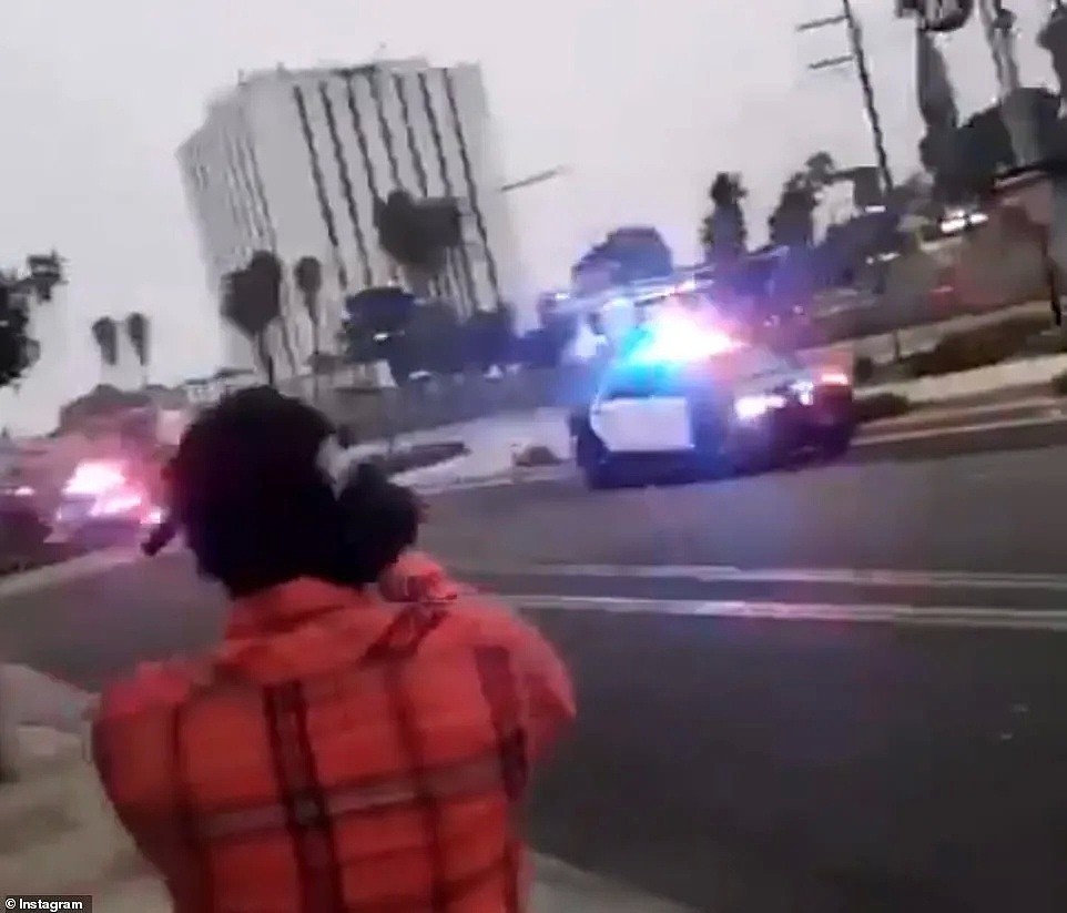 洛杉矶警察中枪画面曝光，女警浑身是血帮同伴包扎，湖人球星詹姆斯被指煽动暴力袭警（视频/组图） - 4