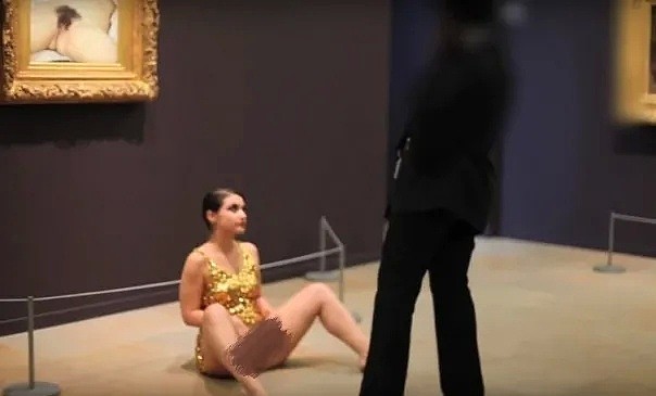 女子穿低胸装进奥赛博物馆被拒！女权团体踢馆裸上身抗议：淫秽的是你的眼睛（组图） - 7