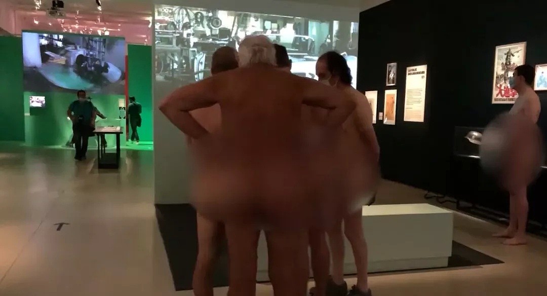 女子穿低胸装进奥赛博物馆被拒！女权团体踢馆裸上身抗议：淫秽的是你的眼睛（组图） - 11