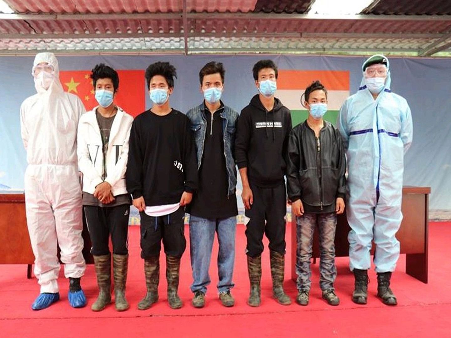 中印外长会谈之际，中国将此前失踪的5名印度年轻人交还，中国官媒称他们“假扮猎人”，实为越界刺探中国情况。（Twitter@Madrassan_Pinky）