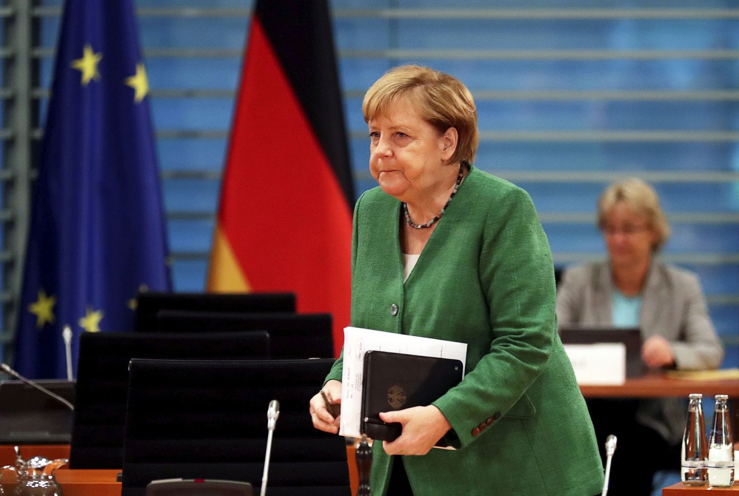 图为9月9日德国总理默克尔在柏林出席每周例行的内阁会议。（AP）