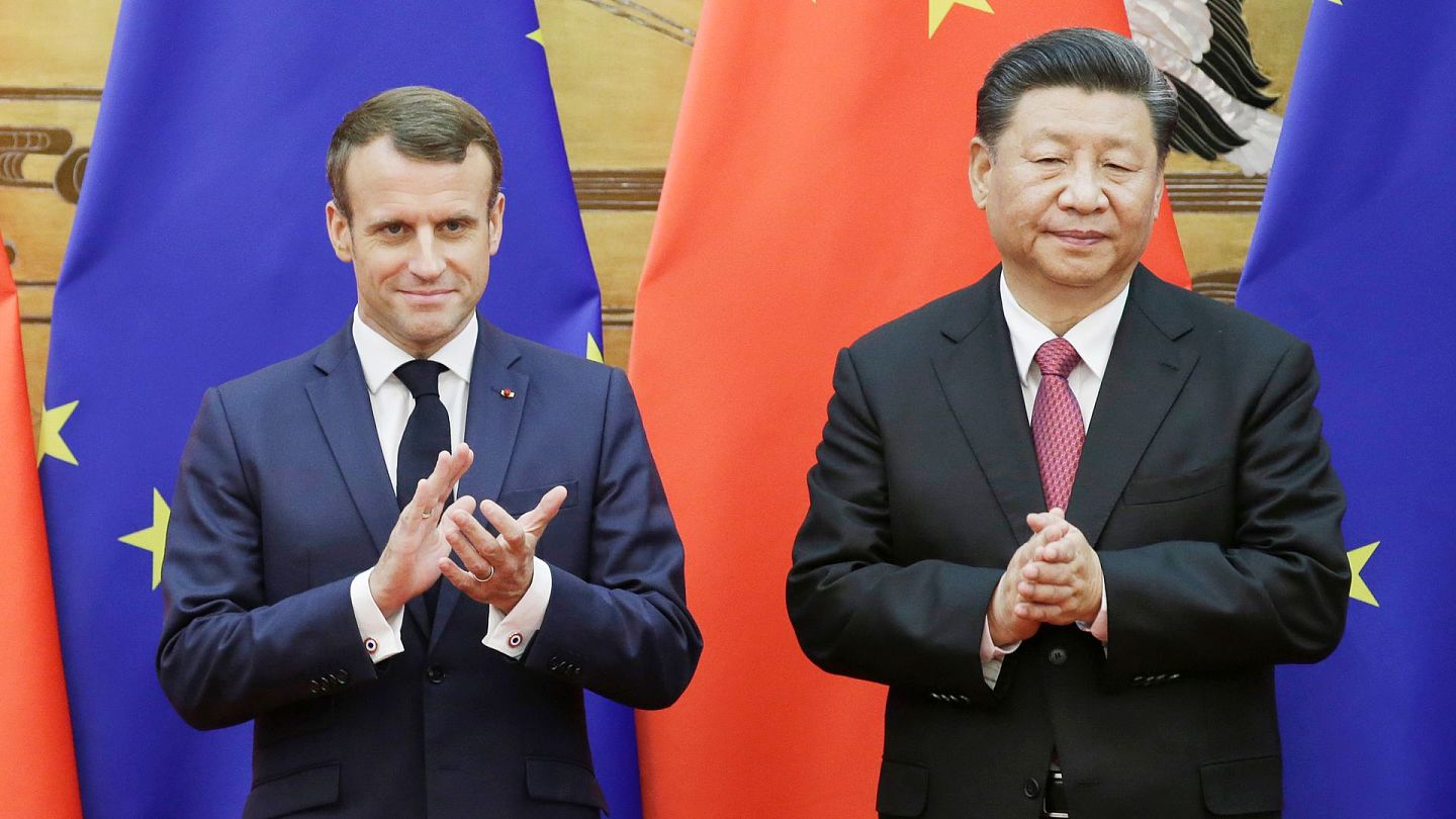 图为2019年11月6日法国总统马克龙和中国国家主席习近平在北京人民大会堂出席一项签署仪式时拍手。