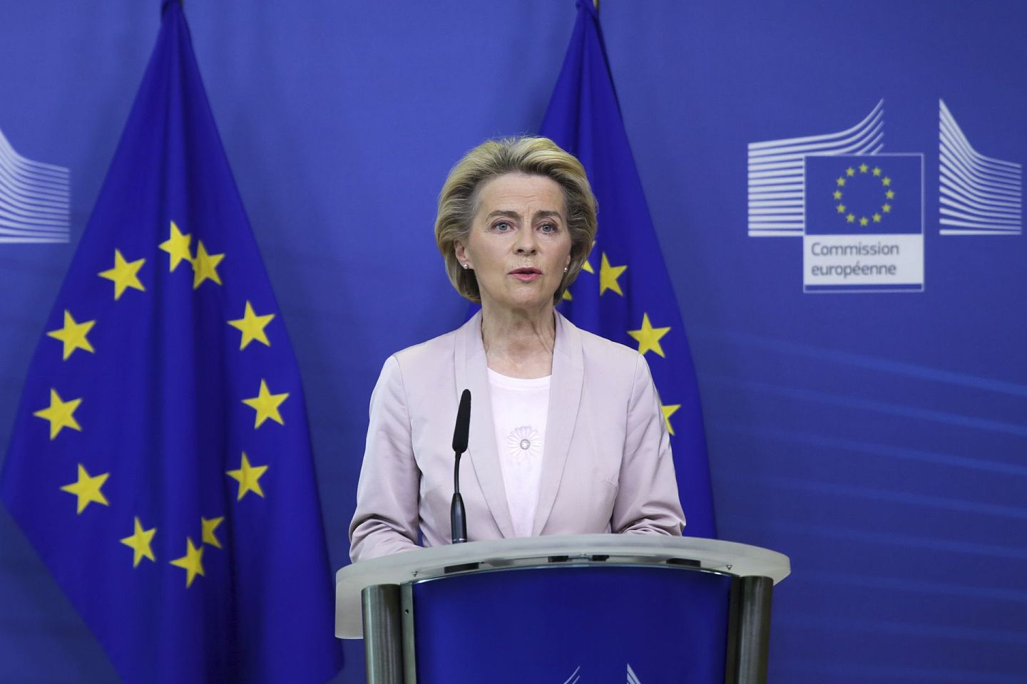 图为9月8日欧盟委员会主席冯德莱恩在比利时欧盟总部的记者会上发言。（AP）