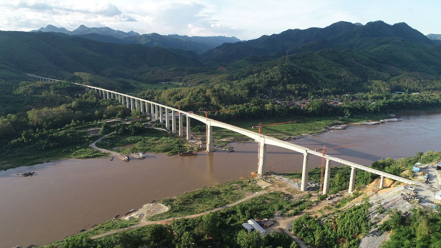 在“一带一路”倡议下，中国企业近些年在湄公河地区大力建设基建项目，图为中老铁路班纳汉湄公河特大桥。（新华社）