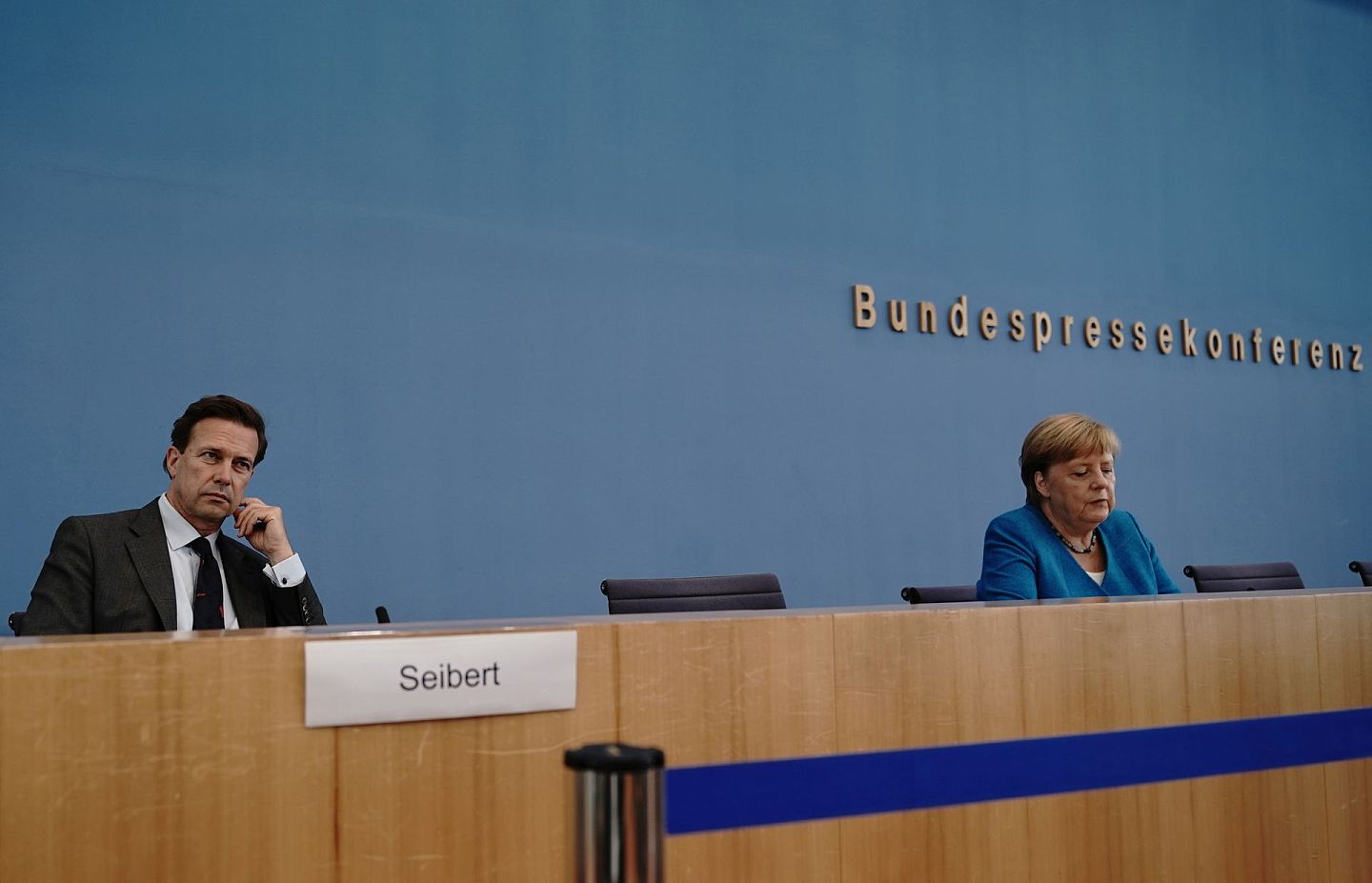 图为8月28日德国政府发言人赛贝茨及总理默克尔在柏林出席夏季例行记者会。（Reuters）