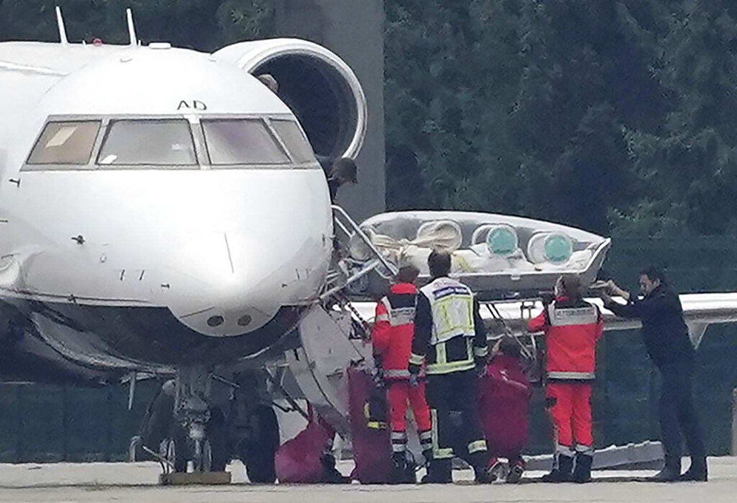 图为8月22日载着俄罗斯反对派领袖纳瓦尔尼的担架床正在德国柏林泰格尔机场被人抬下专机。（AP）