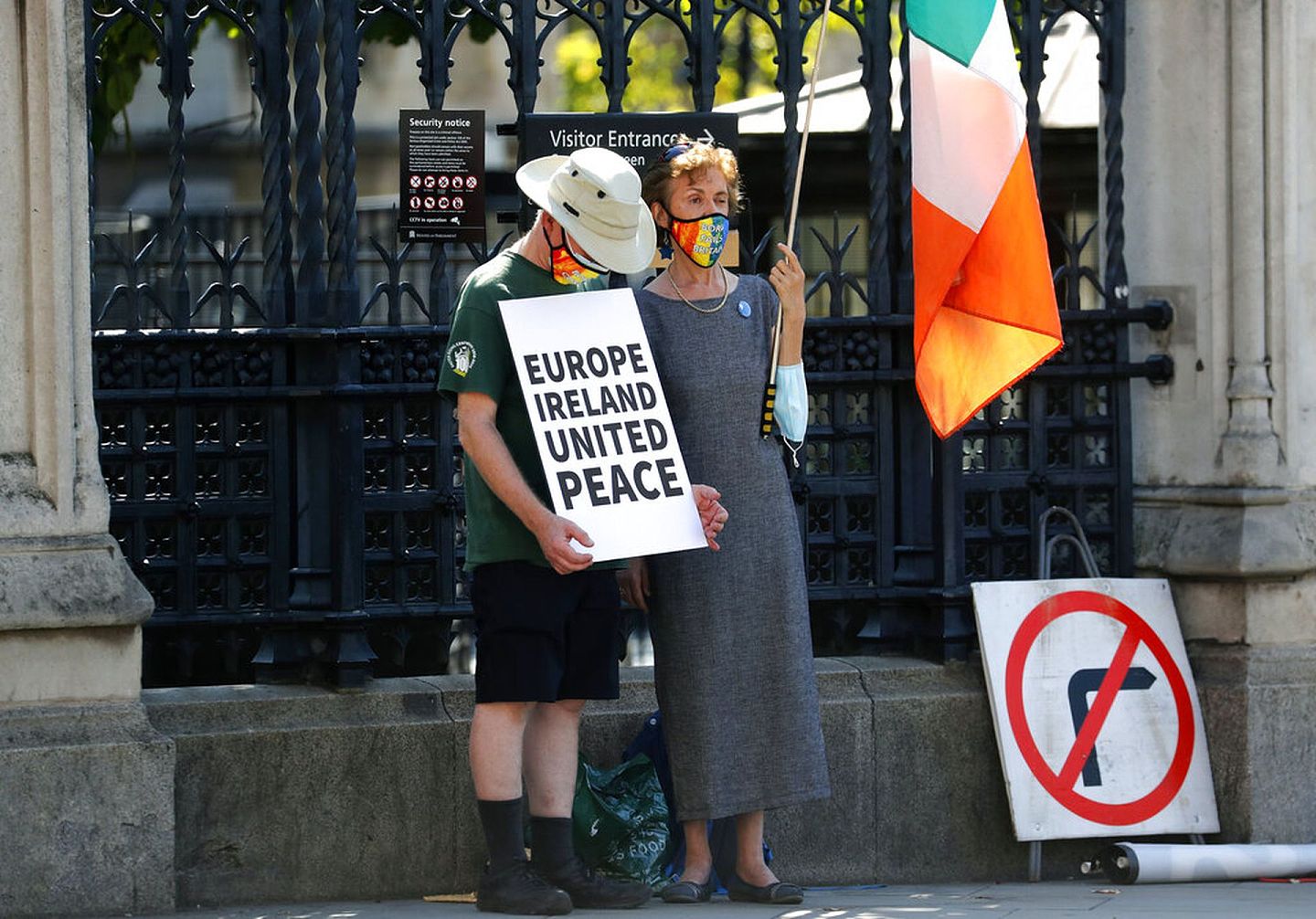 英国脱欧：图为9月14日支持欧盟的人在伦敦的国会大楼外请愿。 （AP）