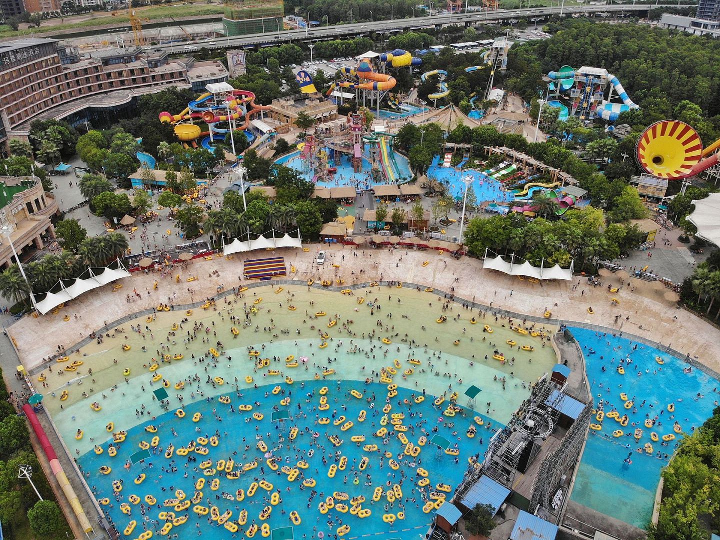 2020年8月8日，武汉玛雅海滩水公园，不少市民游客前来戏水消暑。这说明曾为疫情中心的武汉，已经成功控制疫情。（人民视觉）