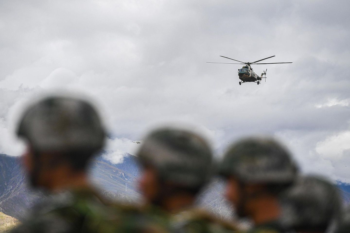 2020年9月11日，中国人民解放军西藏军区某特战旅与某陆航旅近日联合在海拔4,000多米的陌生地域完成高原首次低空携装伞降训练，进一步提升部队高原区域立体攻防、远程渗透、纵深打击能力。 （中新社）