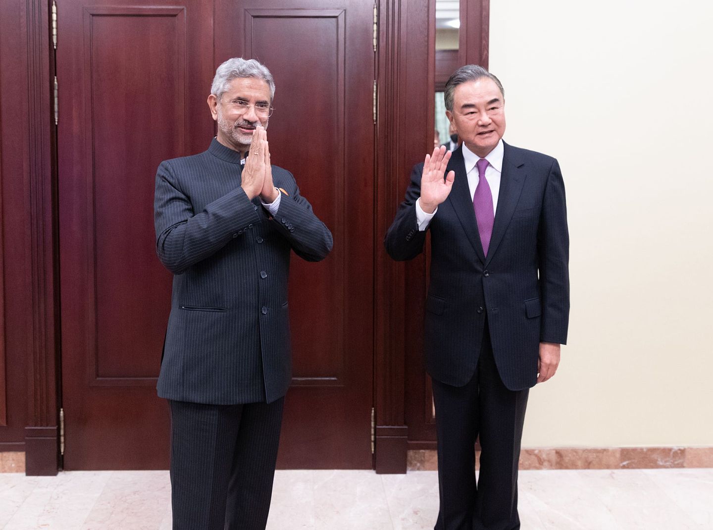 2020年9月10日，中国外交部长王毅（右）在莫斯科与印度外交部长苏杰生举行会晤。（新华社）