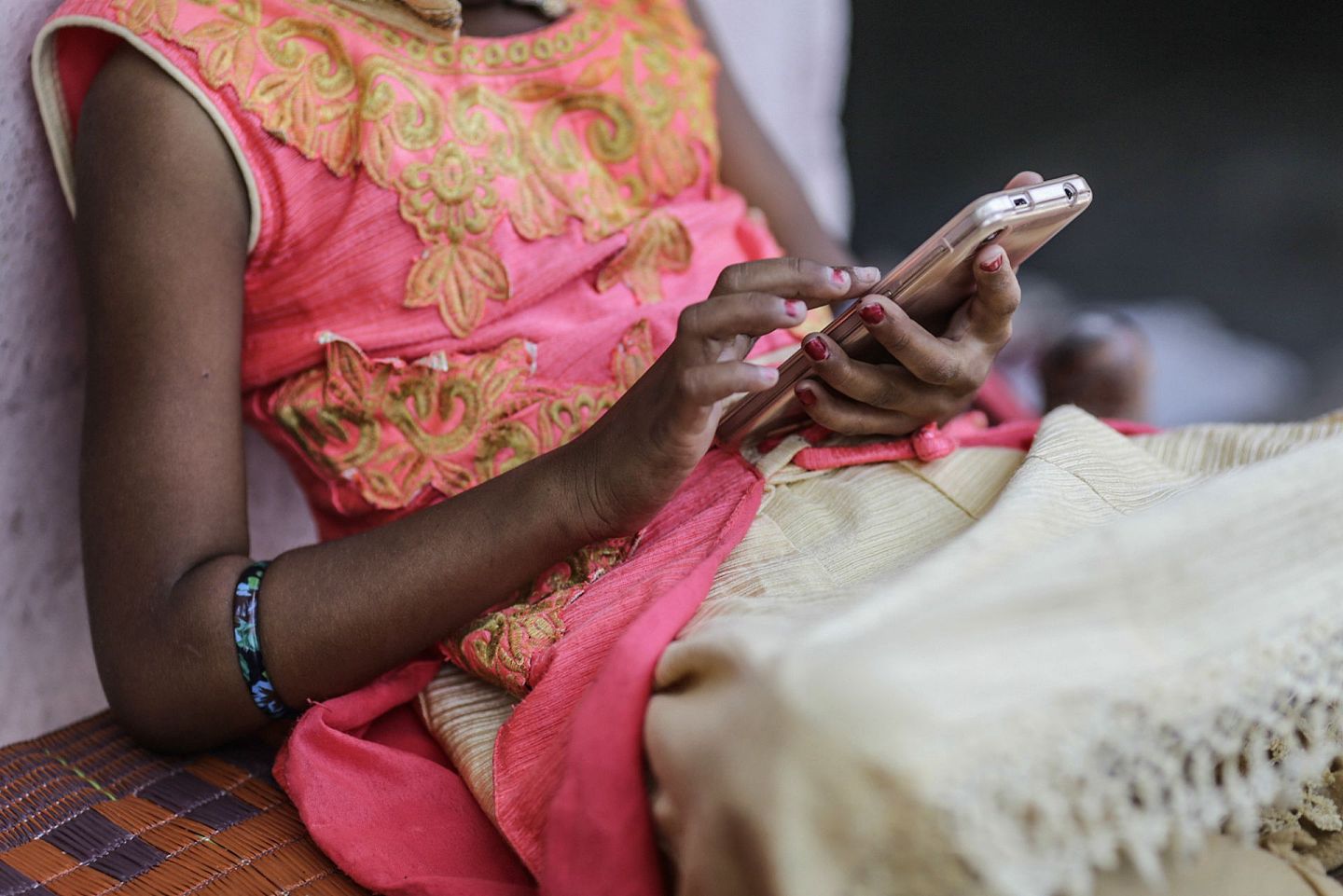 2019年4月14日，印度马哈拉施特拉邦比德区萨万特瓦迪村，一名女孩坐在屋外使用智能手机。（Getty）