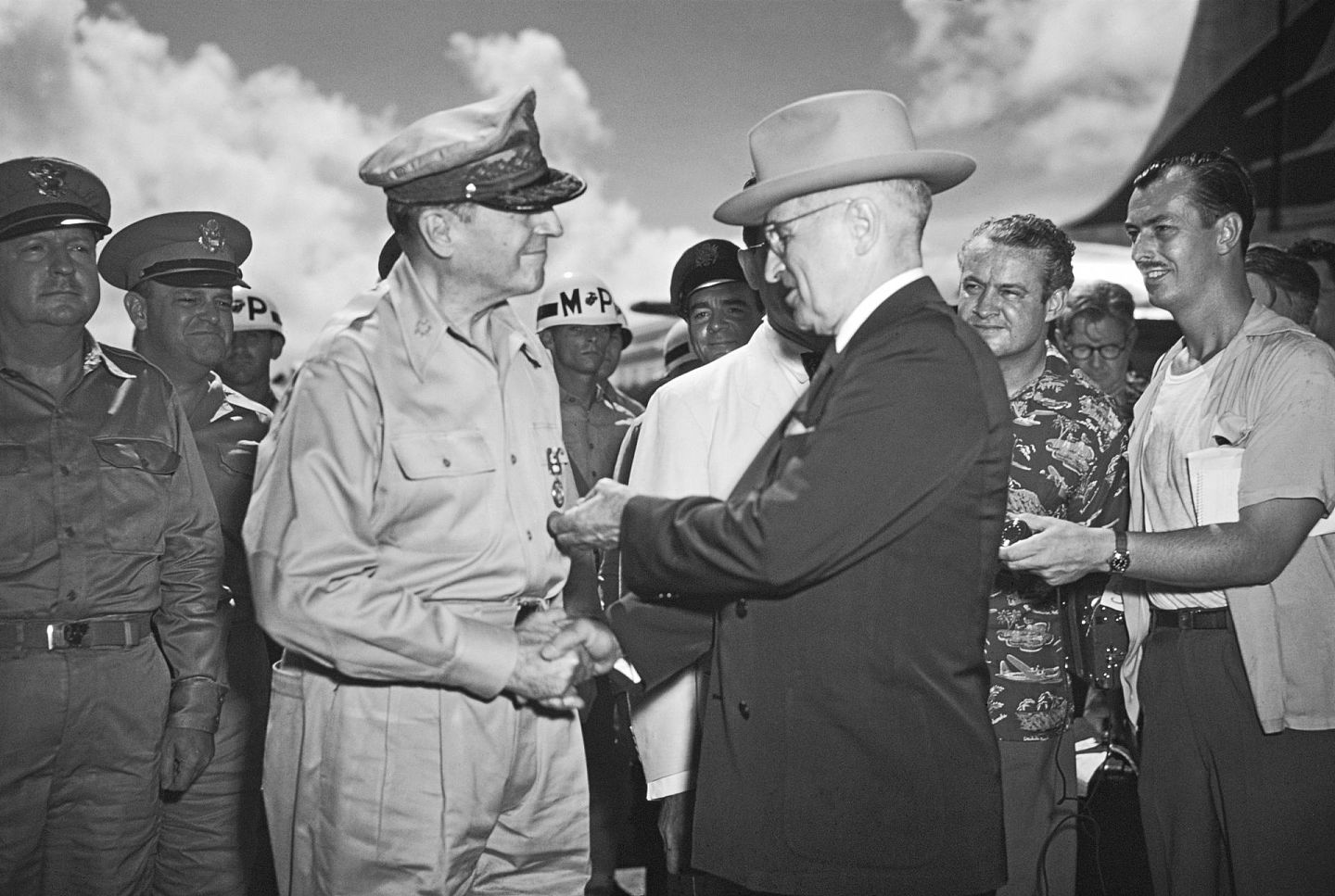 1950年朝鲜战争爆发后，美国总统杜鲁门（Harry Truman，右）与联合国军总司令麦克阿瑟（Douglas MacArthur）在太平洋威克岛会晤。时间不过三个小时，麦克阿瑟谢绝杜鲁门共进午餐的邀请，匆匆飞回东京。（Getty）