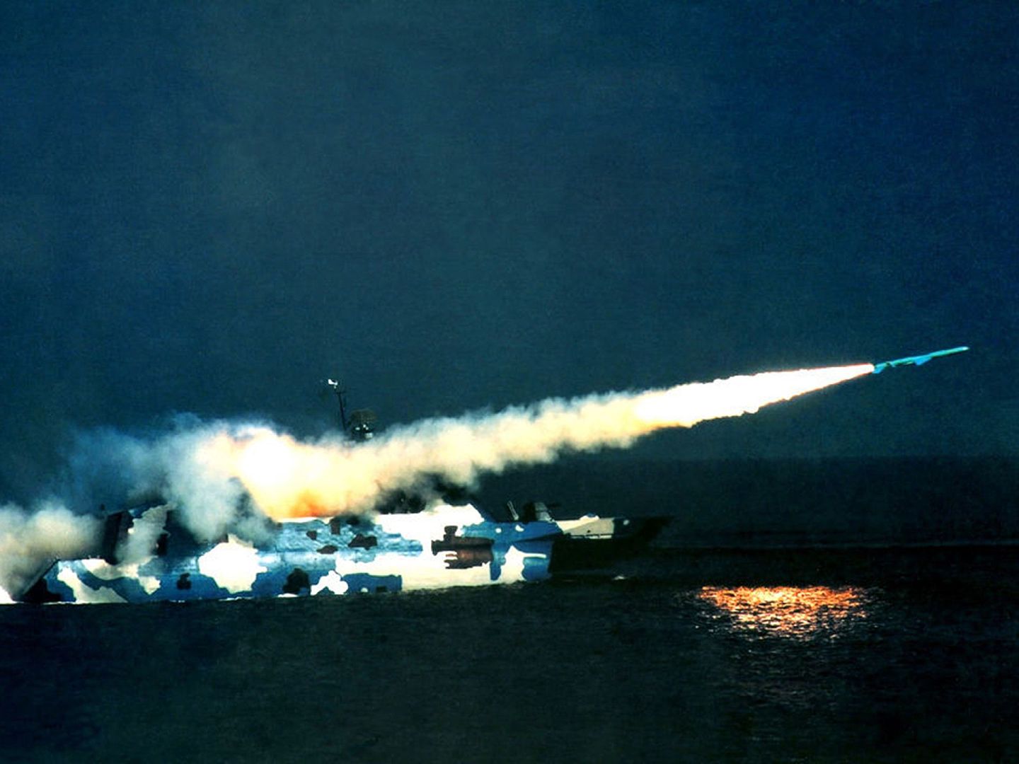 发射鹰击-83反舰导弹的解放军22型导弹艇。（环球网）