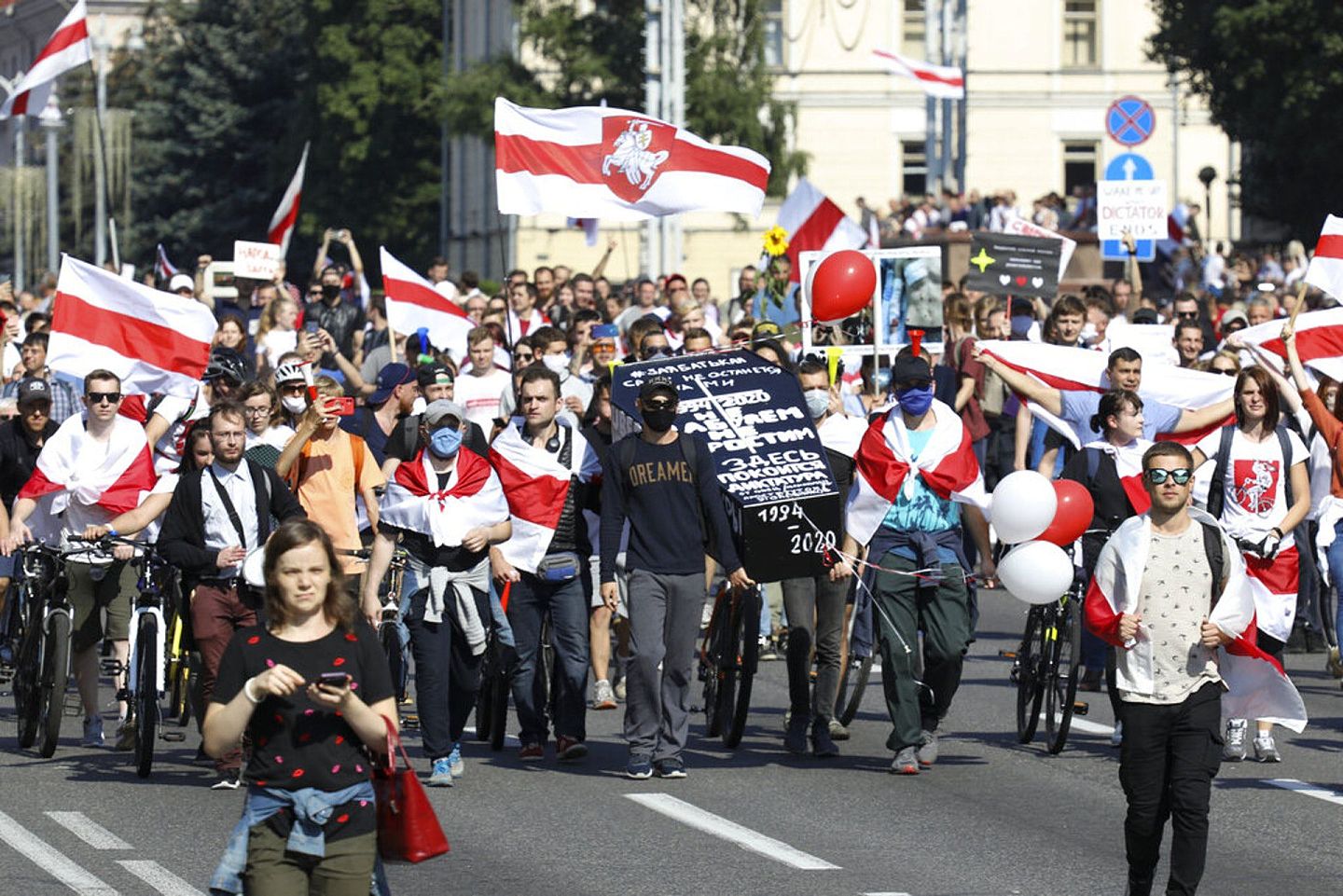 白罗斯示威：图为明斯克8月30日爆发示威的情形。（AP）