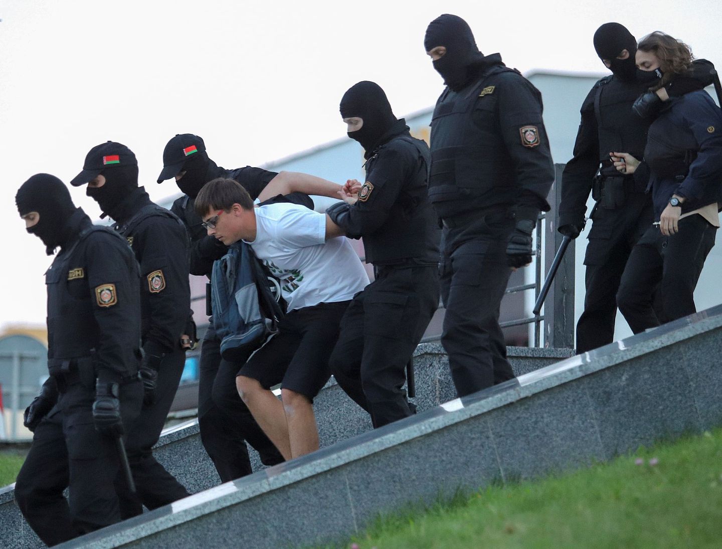 白罗斯示威：图为9月13日，明斯克警方在民众集会期间拘捕示威者。（Reuters）