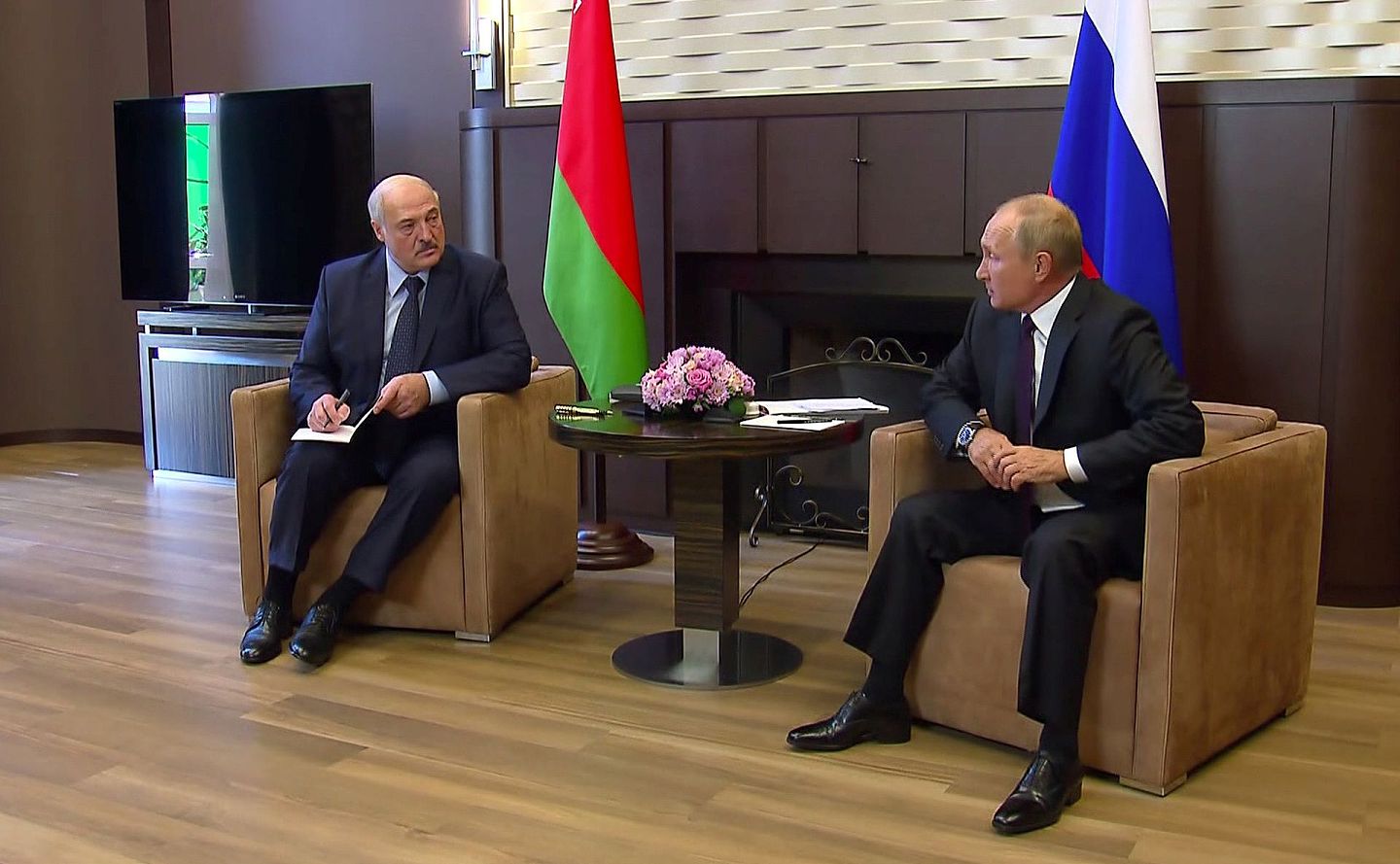 图为9月14日，白罗斯总统卢卡申科（Alexander Lukashenko）与俄罗斯总统普京（Vladimir Putin）会面在索契会面。（Reuters）