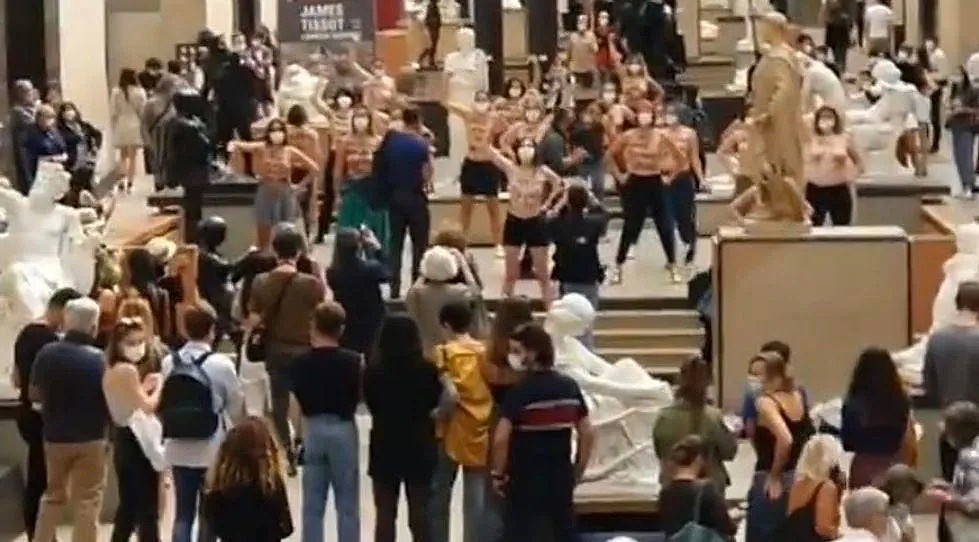 20人在巴黎奥赛裸体抗议 vs 50人在雷恩裸骑游行！法国周日很精彩（组图） - 3