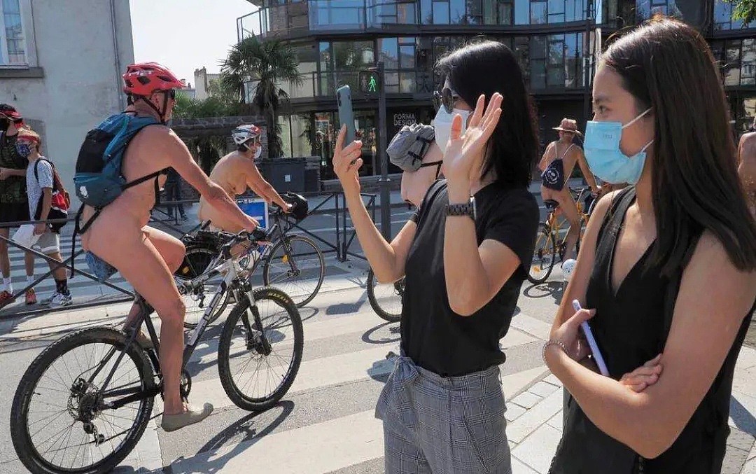 20人在巴黎奥赛裸体抗议 vs 50人在雷恩裸骑游行！法国周日很精彩（组图） - 14