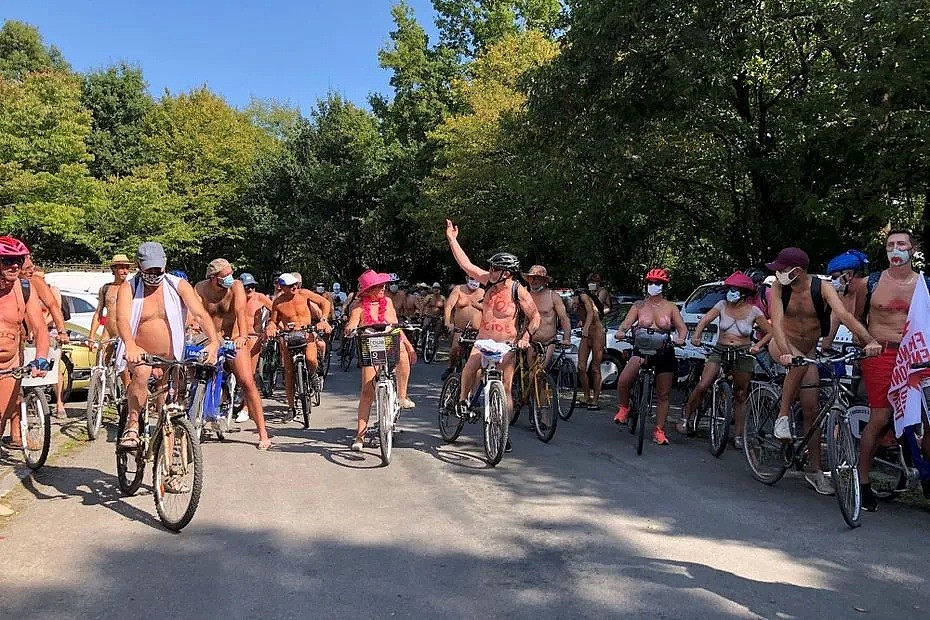 20人在巴黎奥赛裸体抗议 vs 50人在雷恩裸骑游行！法国周日很精彩（组图） - 15