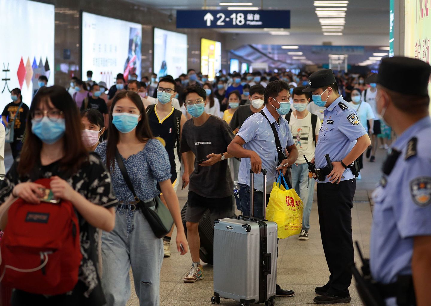 曾是“疫情中心”的中国武汉已完全恢复正常生活，乘客在汉口火车站有序出站。（人民视觉）