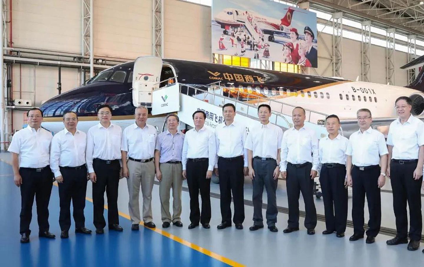 8月30日至9月1日，中国工信部部长肖亚庆（右六）在上海调研大飞机、航空发动机研制。 （微信@ 政知圈）
