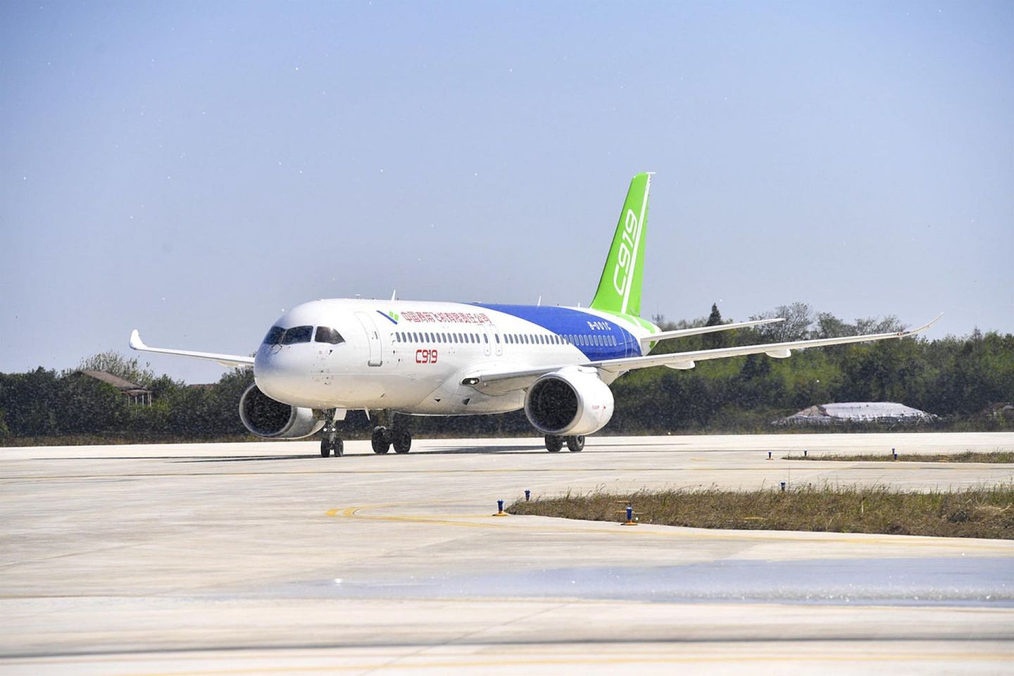 2018年，C919大型客机转场南昌瑶湖机场试飞。 （新华社）