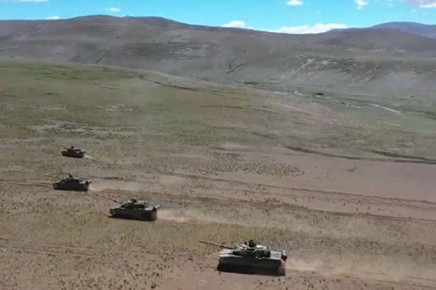 2020年9月中旬，解放军在高原战备。图为15式坦克编队在高原冲锋。（中国央视截图）