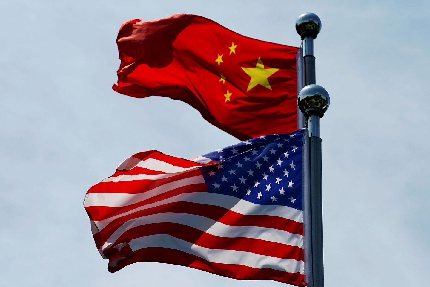 图为2019年7月30日，中国上海悬挂中国和美国的国旗。（Reuters）