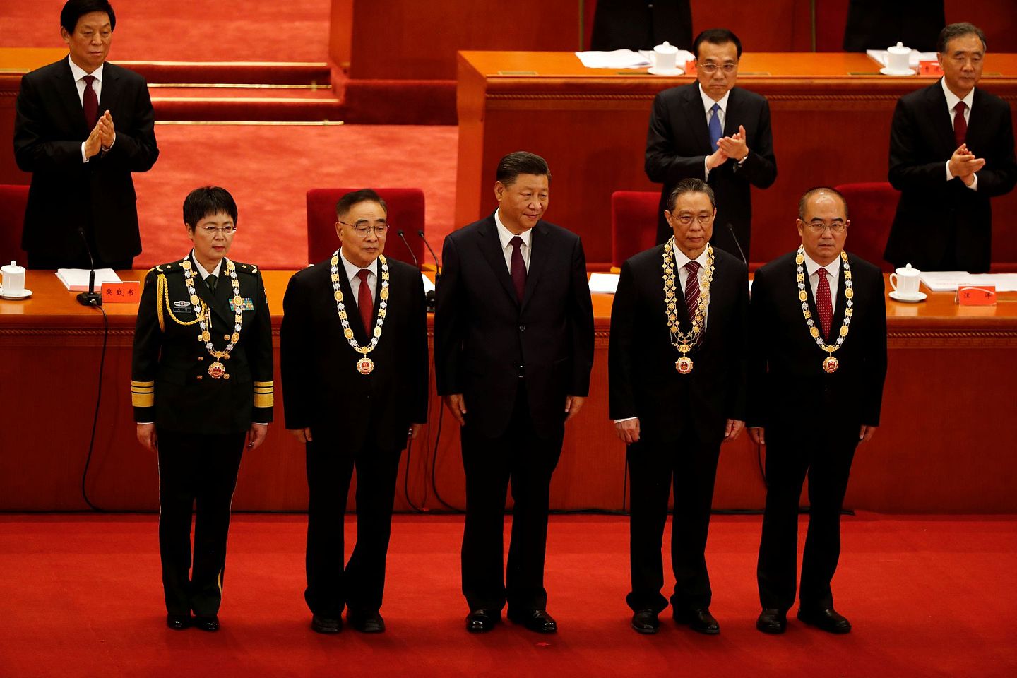 中国国家主席习近平与“共和国勋章”获得者钟南山，“人民英雄”国家荣誉称号获得者张伯礼、张定宇、陈薇合影。（Reuters）