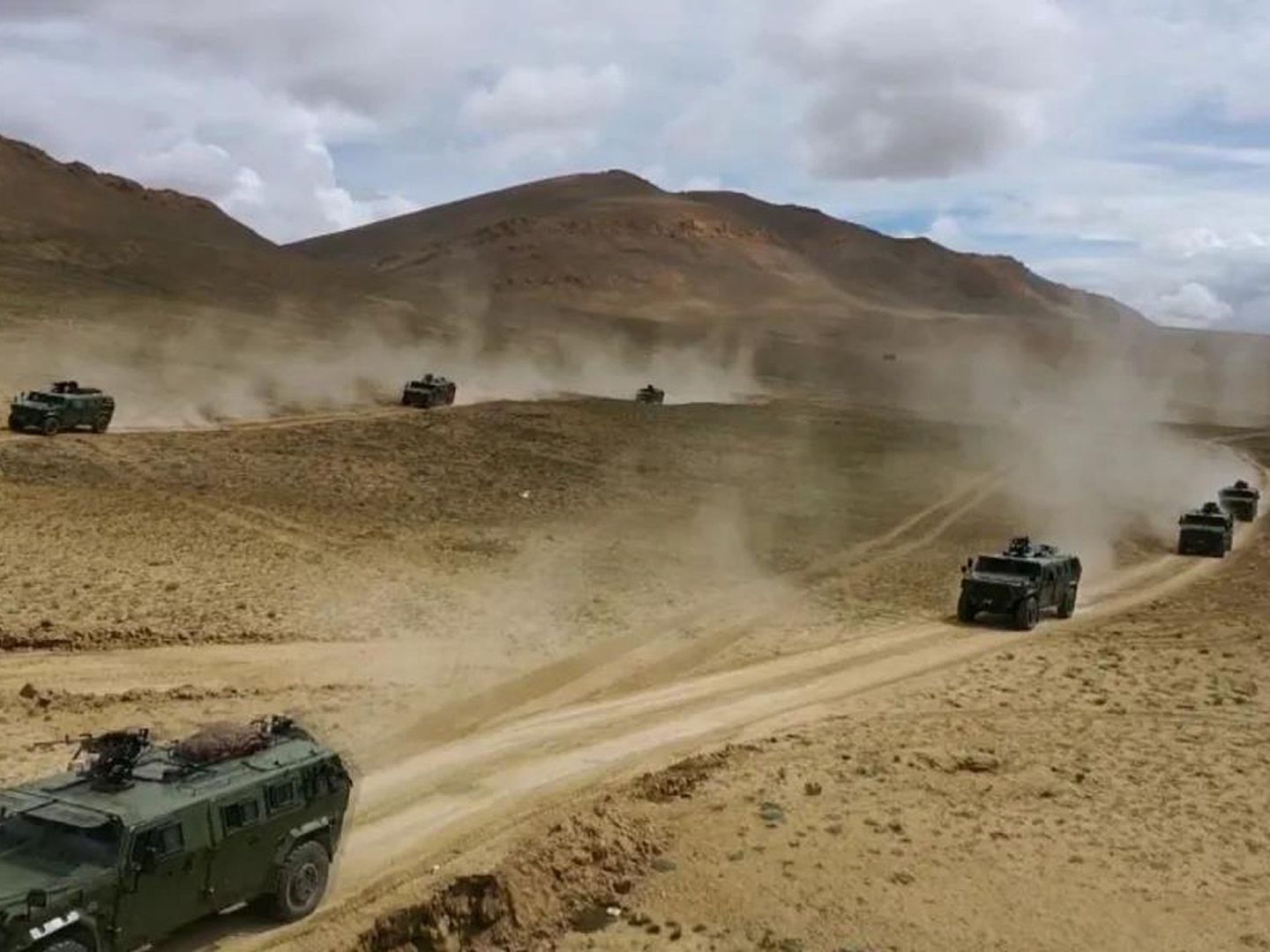 日前，西藏军区某合成旅在海拔4,600多米处实弹训练。（微信@高原战士）