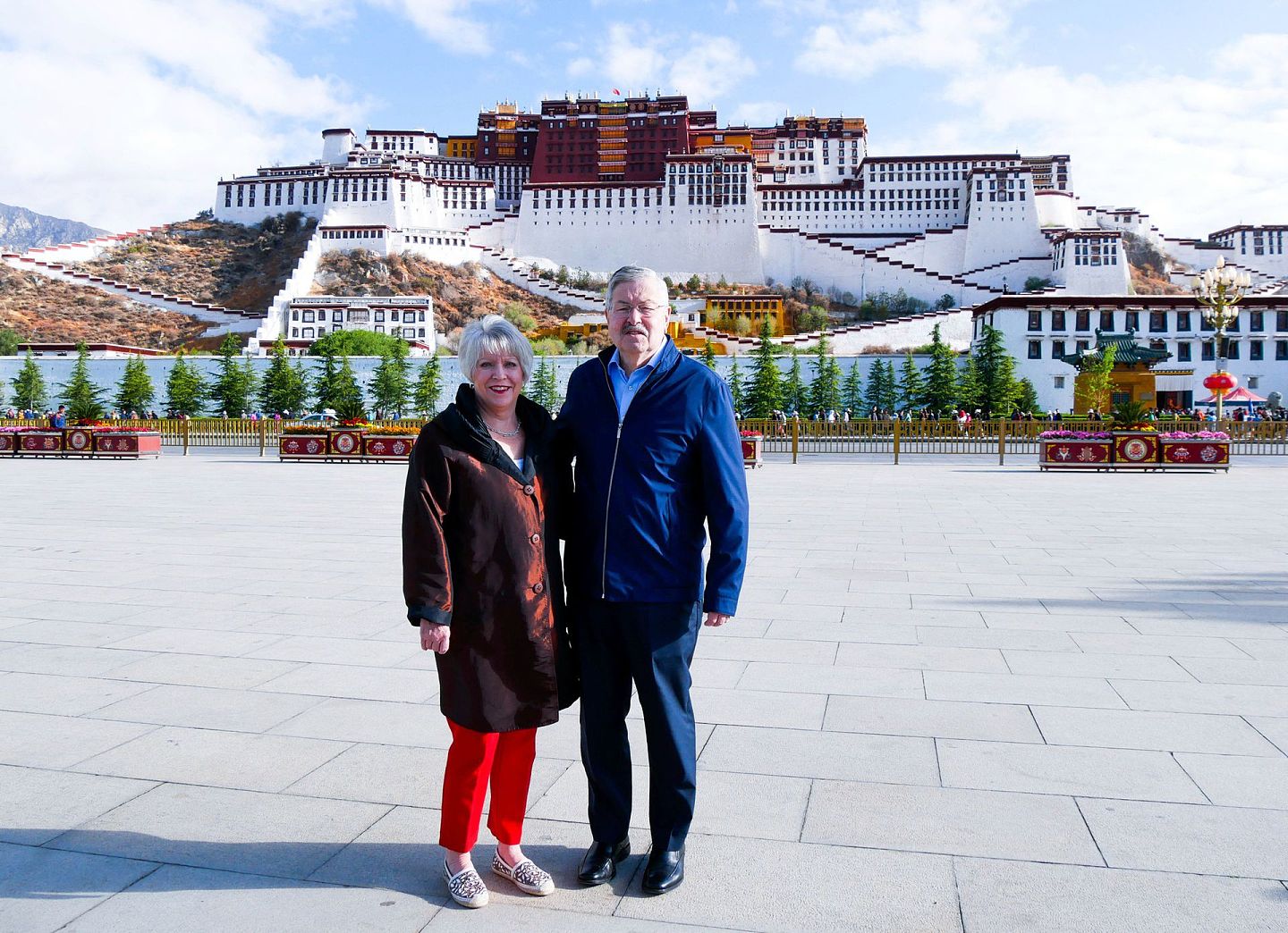 2019年5月22日，美国驻华大使馆发布了布兰斯塔德和他的妻子克里斯汀访问中国西藏的照片。（AP）