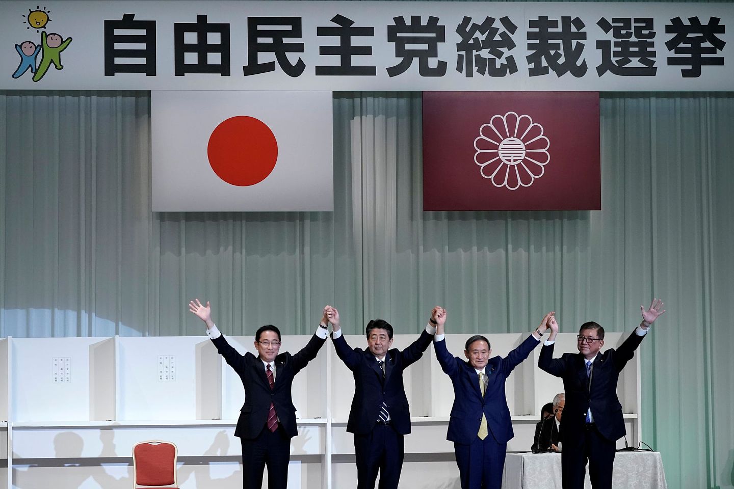 2020年9月14日，日本自民党举行总裁选举，日本内阁官房长官菅义伟（右二）当选新任总裁。 （Reuters）