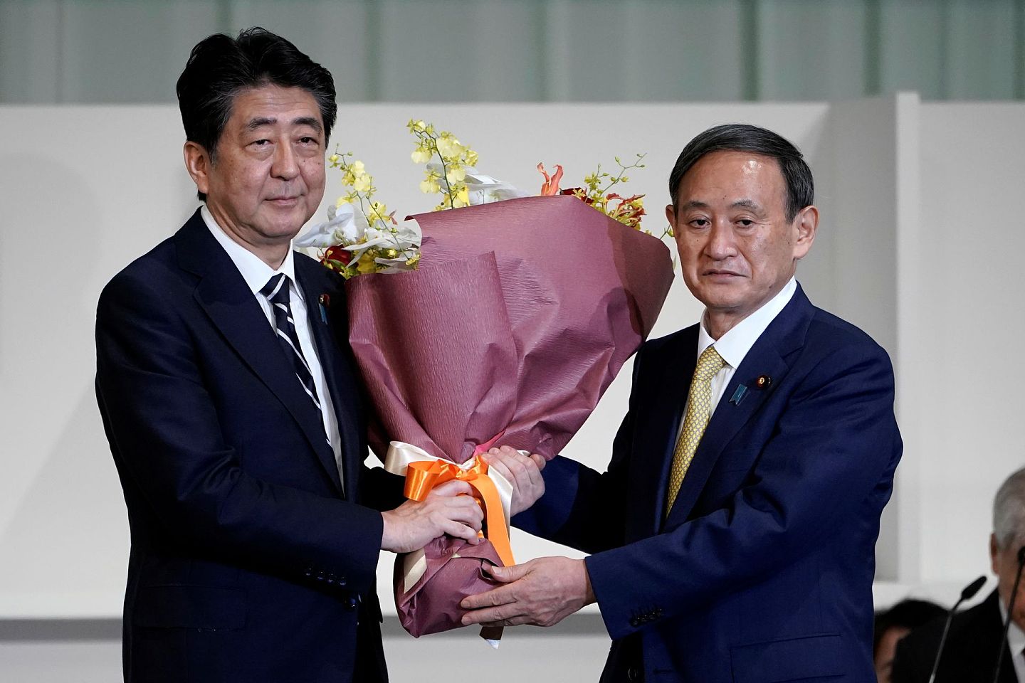 菅义伟胜选后，安倍晋三向他表示祝贺。 （Reuters）