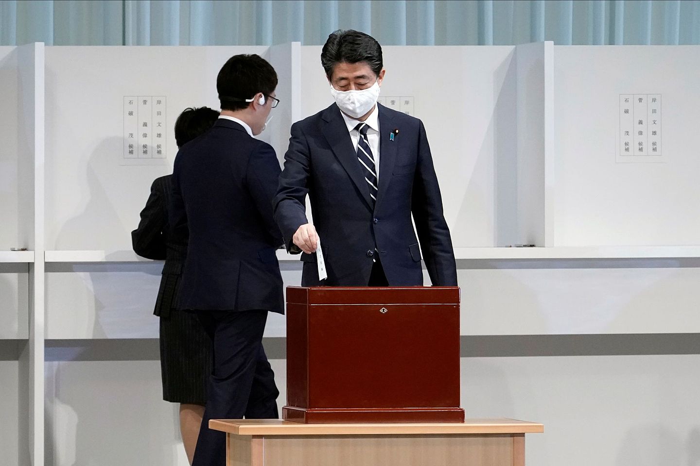 日本首相安倍晋三（右）在大会现场投票。 （Reuters）