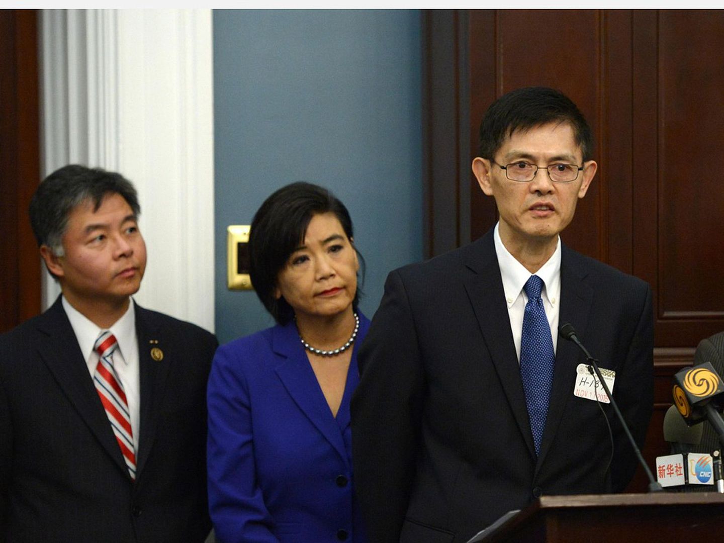 2015年，华人科学家郗小星（右一）被捕。（新华社）