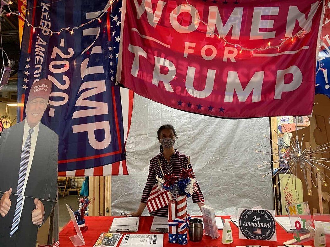 一名参加支持特朗普活动的亚裔女性。
