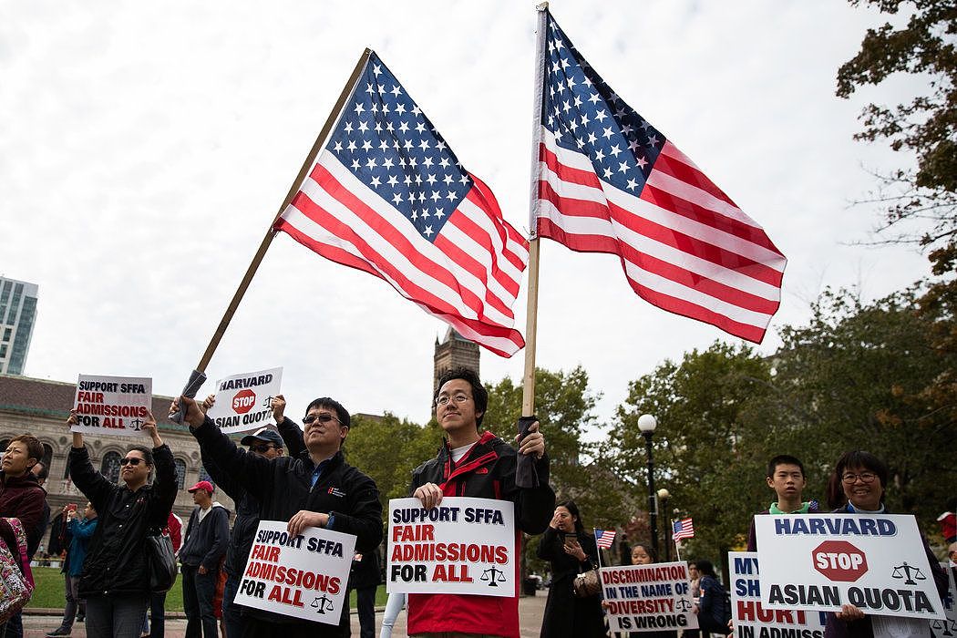 2018年，一些学生在波士顿科普利广场上抗议。该抗议活动由亚裔美国团体联盟组织，目的是反对哈佛有种族歧视的招生政策。