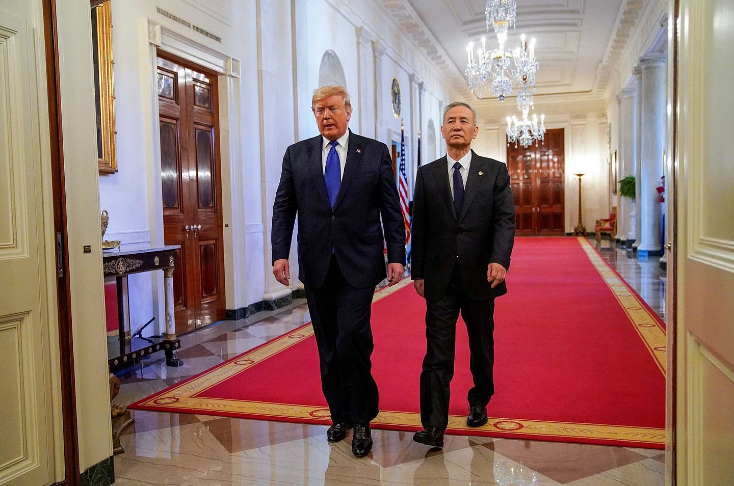 2020年1月15日，美国总统特朗普（左）在白宫东厅与中国副总理刘鹤签署了中美第一阶段贸易协议。（Reuters）