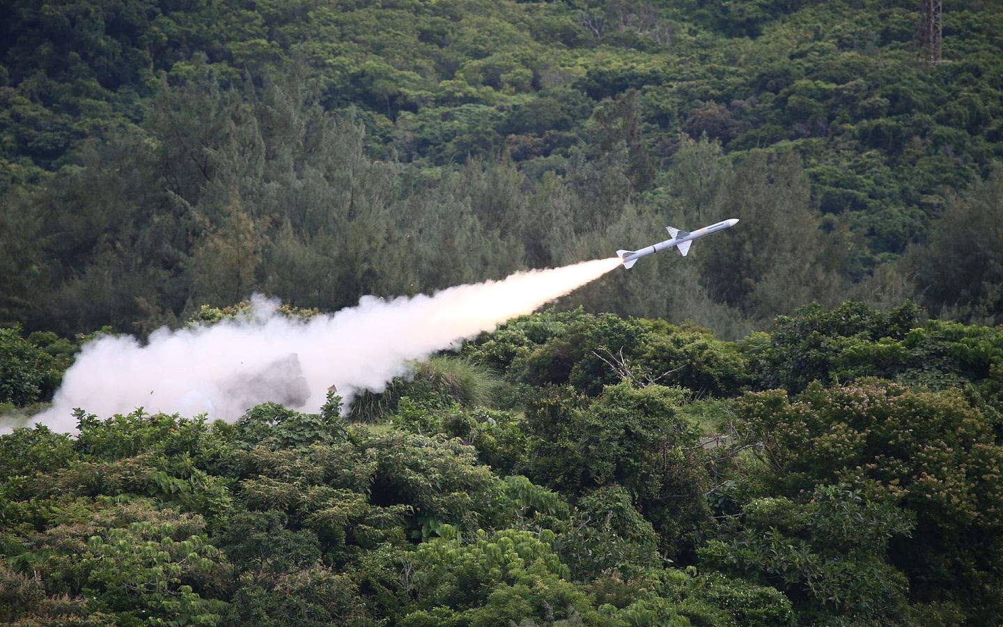 台湾也拥有大量的美制陆射麻雀飞弹（MIM-7），属于中、低程天兵防空系统的一环。（台湾国防部提供）