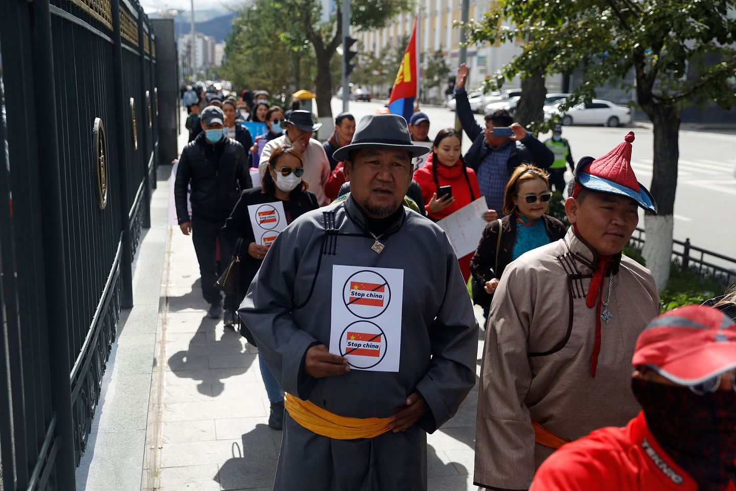抗议民众呼吁国际社会阻止中国。 （Reuters）