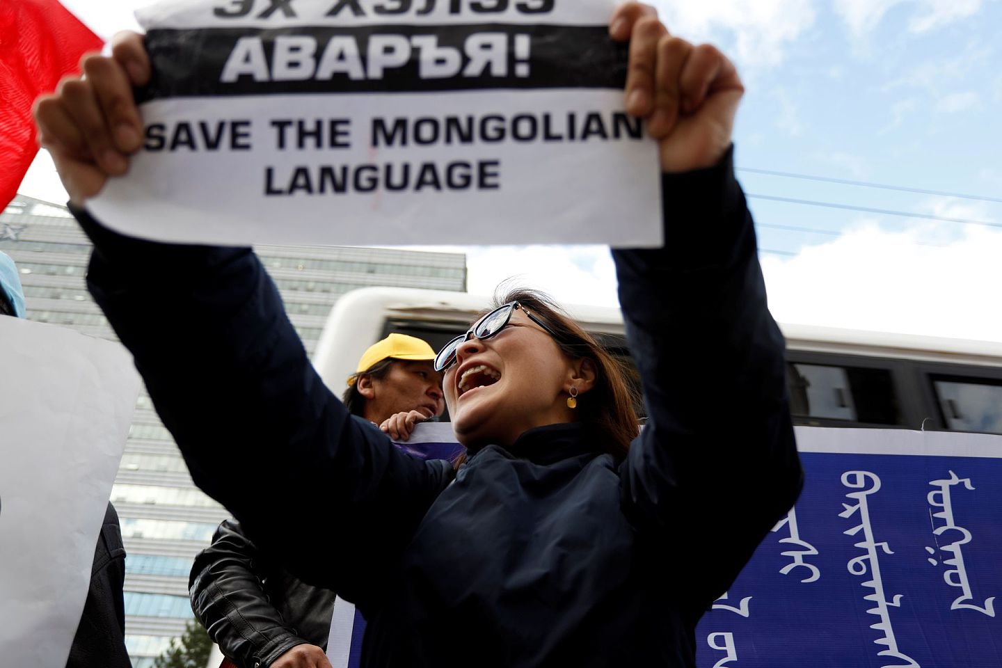 蒙古国民众呼吁拯救蒙古语。 （Reuters）